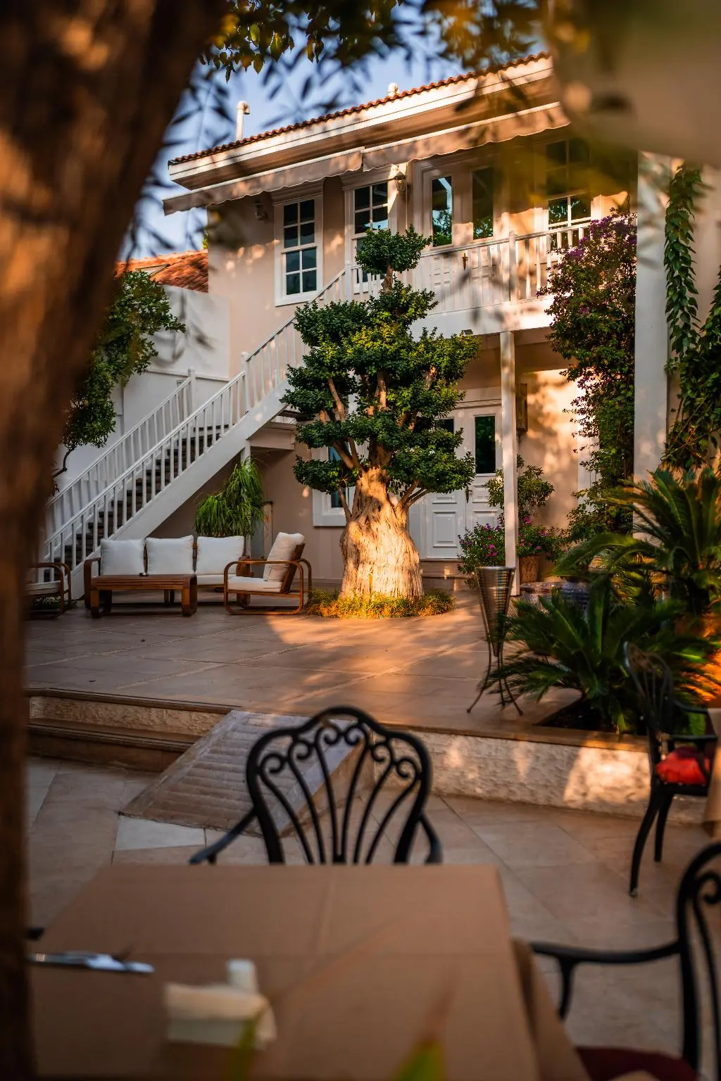 Elegance East Hotel