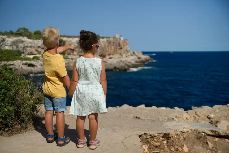 <h3 style="text-align: center;"><strong>How To Save Money on Family Holidays</strong></h3>